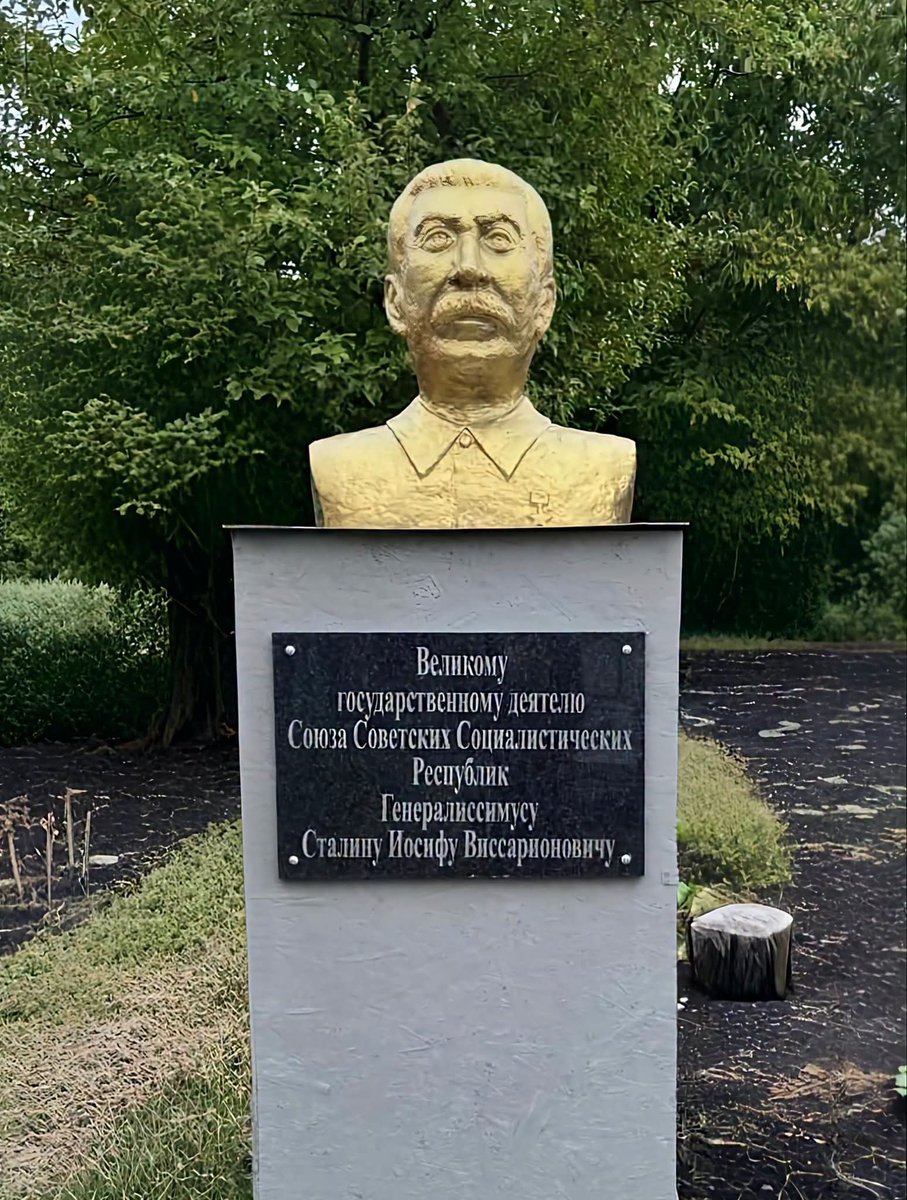 adagamov's tweet photo. ⌛️На фото — бюст Сталина, установленный в чувашской деревне Чирш-Хирлепы. На табличке: "Великому государственному деятелю Союза Советских Социалистических Республик Генералиссимусу Сталину Иосифу Виссарионовичу".

Для понимания того, что означала деятельность этого "великого государственного деятеля" непосредственно для Чувашии, можно посмотреть документы 1937–1938 гг.

9 июля 1937 г. Политбюро ЦК ВКП(б) утвердило для Чувашской АССР состав специальной "тройки" — внесудебного органа, которому вскоре предстояло тысячами штамповать приговоры.

30 июля нарком внутренних дел Николай Ежов подписал оперативный приказ НКВД № 00447 — один из основных документов Большого террора. Для каждой республики и области Москва определила количество людей, которых предстояло репрессировать. Для Чувашской АССР первоначальный "лимит" составлял 1800 человек. Из них 300 относились к первой категории — расстрел, еще 1500 — ко второй, то есть отправка в лагеря и тюрьмы. 

Первоначальными цифрами дело не ограничилось. По данным самого Государственного совета Чувашской Республики, только во второй половине 1937 года через чувашскую "тройку" прошли 2856 арестованных. 613 человек были приговорены к расстрелу, остальные — к различным срокам заключения. Таким образом, уже за несколько месяцев число смертных приговоров более чем вдвое превысило первоначально установленный для Чувашии лимит в 300 человек. В 1938 году последовала новая волна арестов.

Репрессии затронули далеко не только партийное руководство. Арестовывали специалистов, писателей, журналистов, музыкантов, учителей, рабочих, колхозников, сельских активистов. Государственный совет Чувашии пишет, что был разгромлен практически весь руководящий актив республики: его объявили участниками якобы существовавшего "антисоветского, право-троцкистского, буржуазно-националистического центра", который будто бы собирался отторгнуть Чувашию от Советского Союза. Были арестованы почти все руководители республики и районов, в том числе первый секретарь обкома Сергей Петров, председатель Совнаркома Василий Токсин и председатель ЦИК Чувашской АССР Алексей Никитин. Официальная история республики характеризует последствия очень точно: чувашский народ "по сути дела, был обезглавлен". 

Масштаб репрессий оказался таким, что спустя десятилетия Государственному историческому архиву Чувашской Республики пришлось составлять многотомную "Книгу памяти жертв политических репрессий", восстанавливая по архивным делам имена людей и судьбы их семей. 

Такой вот "великий государственный деятель". Хорошо хоть в таком карикатурном виде. Но с памятью у чувашей не всё в порядке, это да.