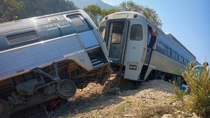 MrLotario's tweet photo. Amílcar se debe sentir fatal. El choque cultural que debe estar enfrentando un chairo como él en Suiza ha de ser devastador. Todo naco el wey, viendo trenes de primera y recordando las chingaderas de trenes que hizo en México. No dudaría que hasta contemple aventarse a las vías. https://t.co/vCyLqrYwVY