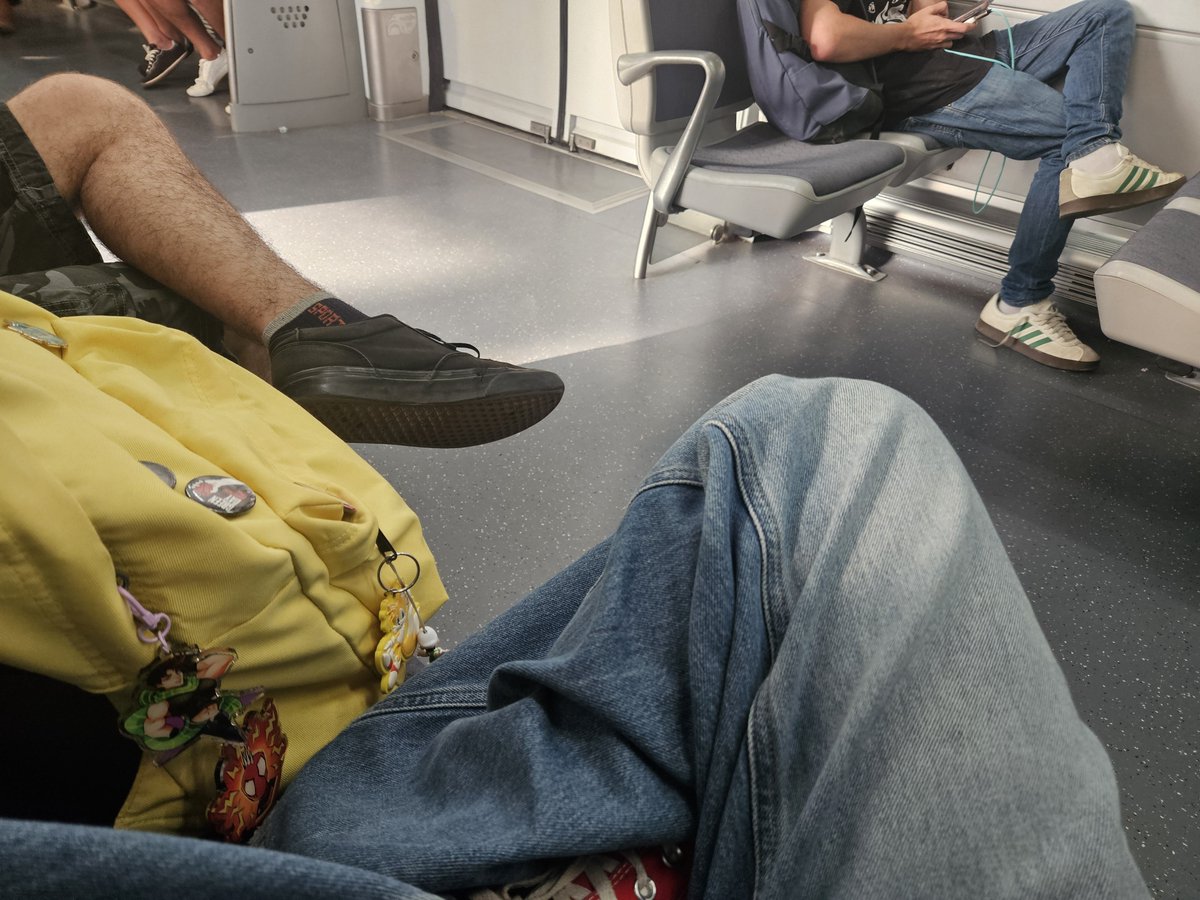 incelres's tweet photo. adivinen qn se puede ir a otra ciudad pq no sabe que tren es 😭 https://t.co/qpMZFNrAFd
