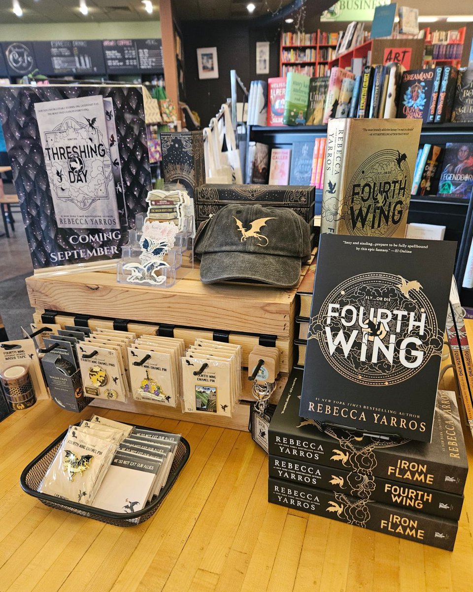 bookmans's tweet photo. Threshing Day is finally here with thirteen unforgettable stories! ✨🗡️🖤

Need to catch up or need a refresher? Come into Bookmans and read the Empyrean series to fully immerse yourself back into your favorite fantasy world.

#BookmansFinds #RebeccaYarros https://t.co/F9erJyA3Ve