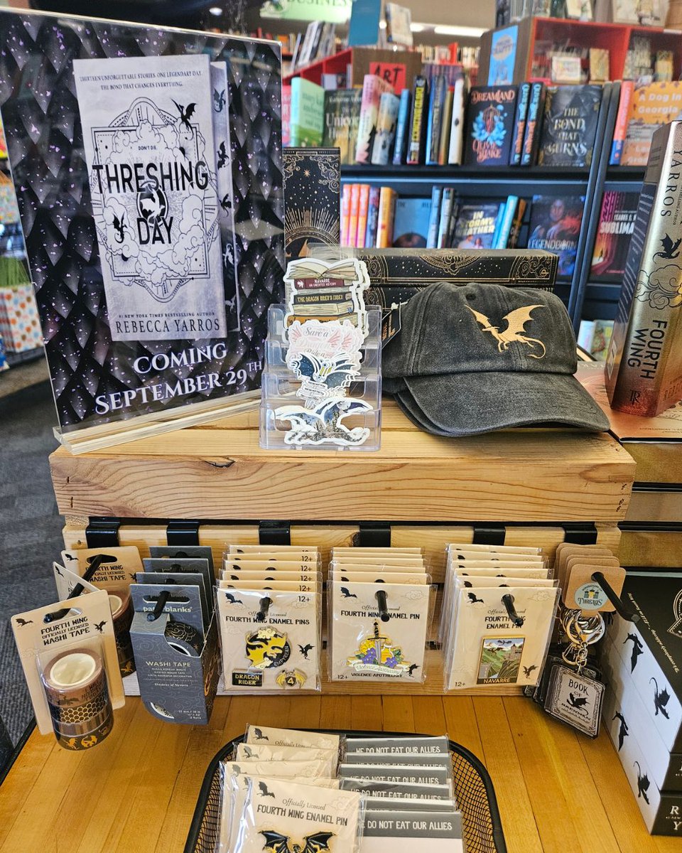 bookmans's tweet photo. Threshing Day is finally here with thirteen unforgettable stories! ✨🗡️🖤

Need to catch up or need a refresher? Come into Bookmans and read the Empyrean series to fully immerse yourself back into your favorite fantasy world.

#BookmansFinds #RebeccaYarros https://t.co/F9erJyA3Ve