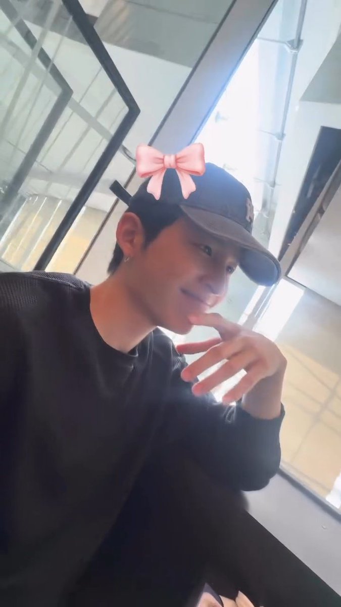 imyourhikun's tweet photo. มื้อนี้ใครน่ารักสุดคนนั้นจ่าย เป็นปังอ้วมจ่าย ก็น่ารักจริงนินา ตาแป๋วมาก https://t.co/LhXommGFge