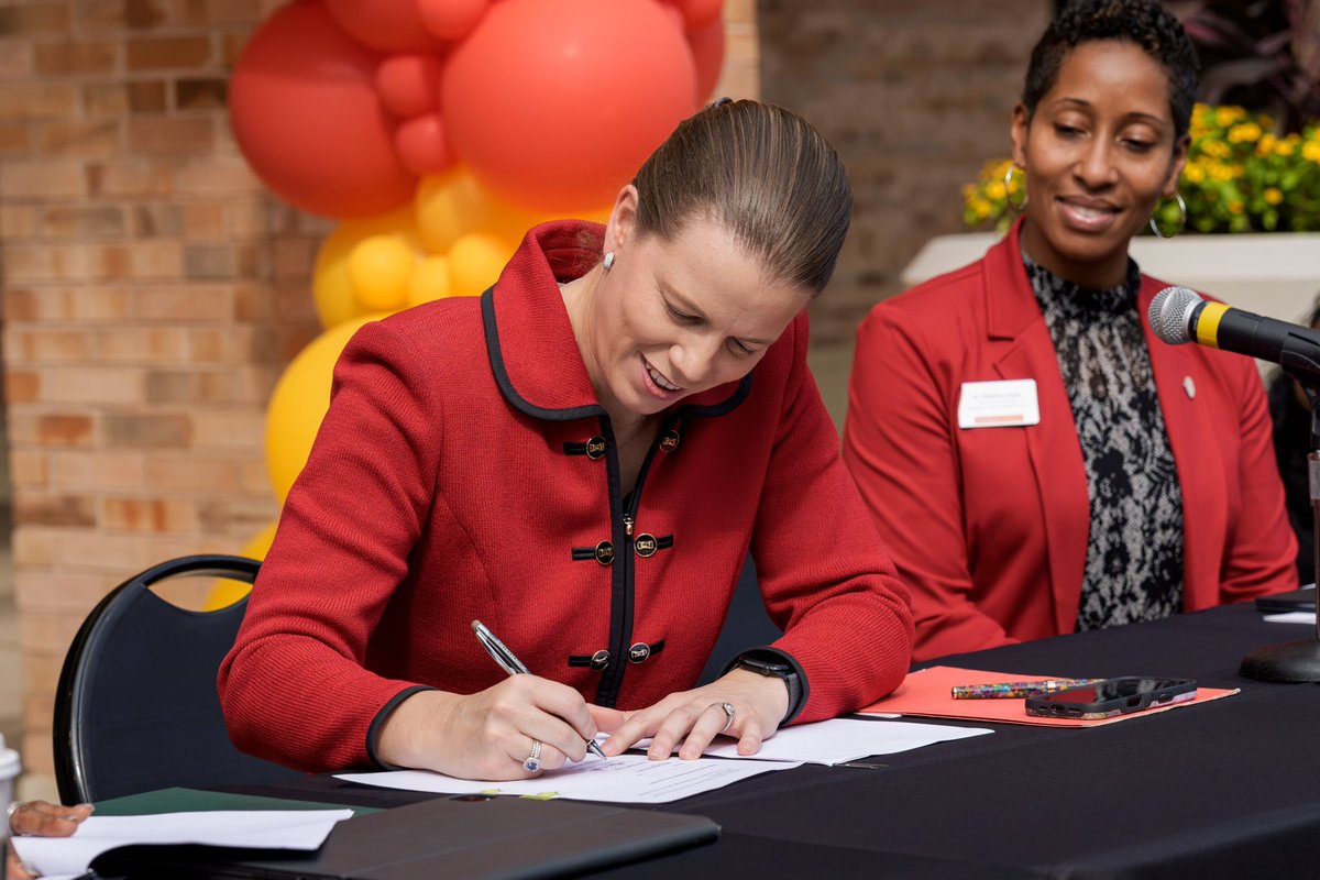 kplinske's tweet photo. It was an honor to sign the FAMU Ignite partnership today with @FAMU_1887 President Marva Johnson that guarantees admission to FAMU for @valenciacollege grads! This partnerships builds on #Florida’s statewide 2+2 articulation agreement between the @FLCollegeSystem and the @SUS_Florida.