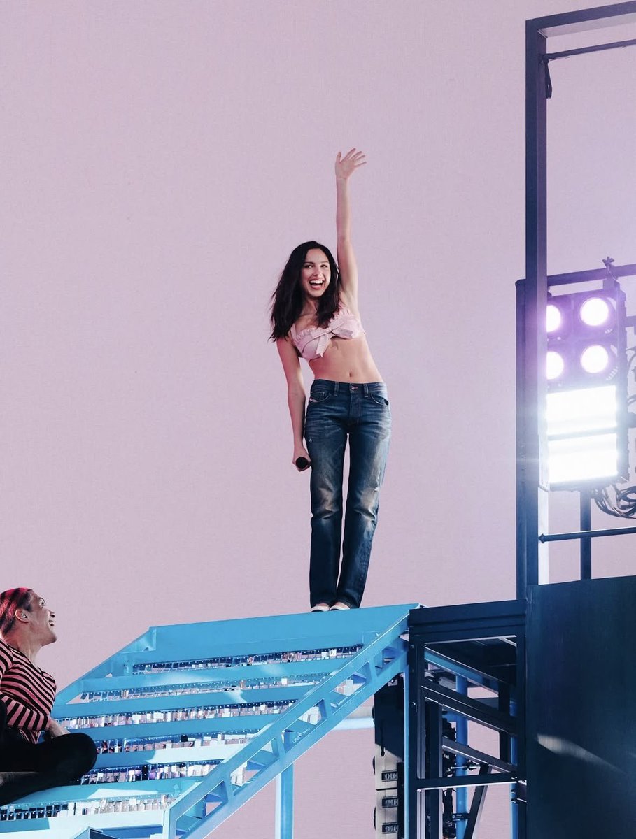 livsbarbie's tweet photo. i love when she performs in casual fits https://t.co/ORLExyb45O