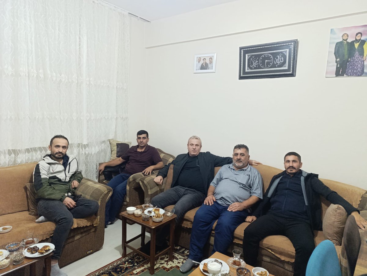 doganbekiroglu's tweet photo. Hayırlı Günler komşum programları kapsamında Meclis Üyemiz ve Yöneticilerimiz birlikte Savaş Dinç beyi ve ailesini evinde ziyaret etmiştir. @MHP_Bilgi https://t.co/CxU7YSx8ka