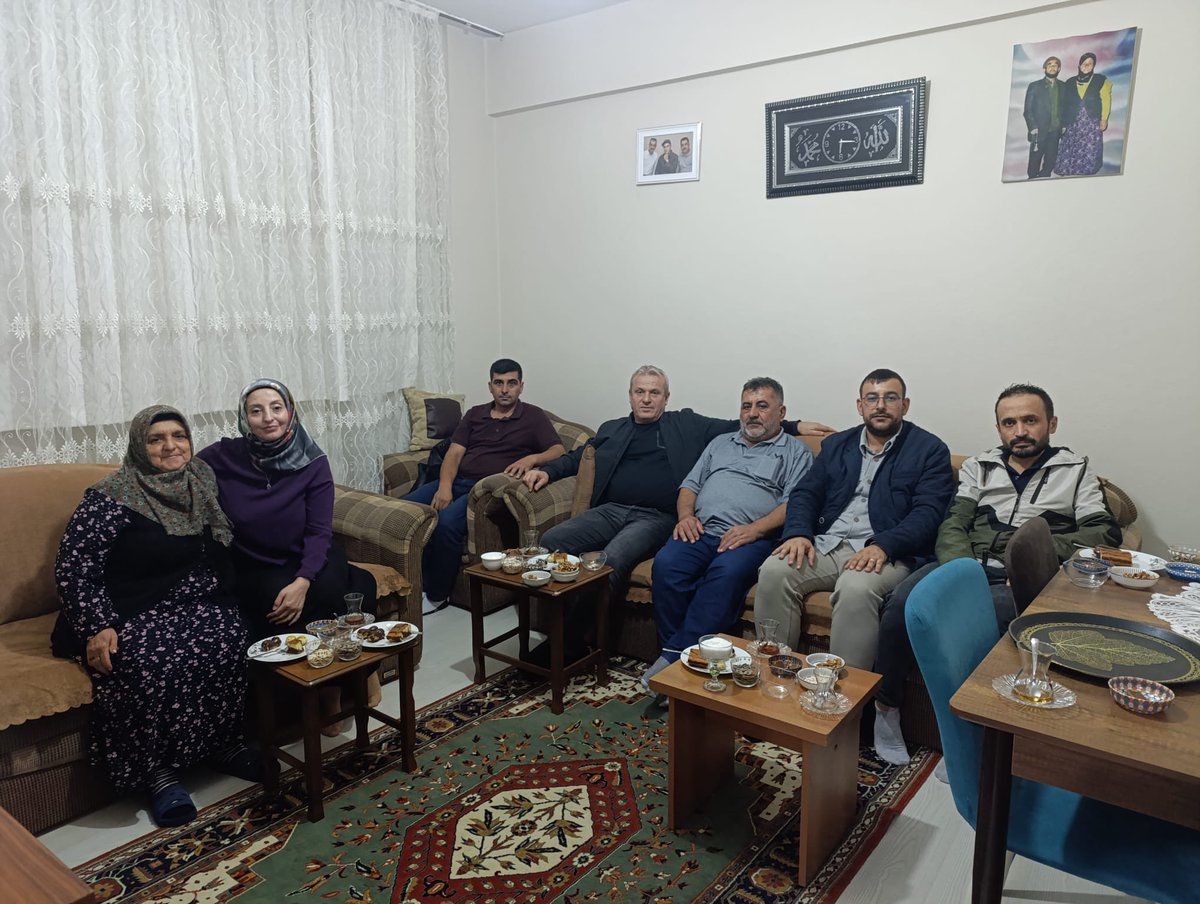doganbekiroglu's tweet photo. Hayırlı Günler komşum programları kapsamında Meclis Üyemiz ve Yöneticilerimiz birlikte Savaş Dinç beyi ve ailesini evinde ziyaret etmiştir. @MHP_Bilgi https://t.co/CxU7YSx8ka