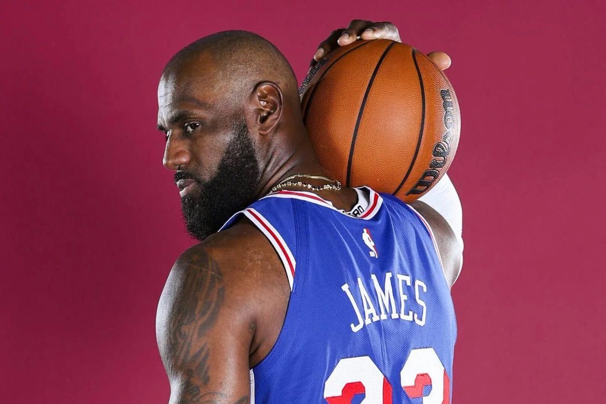 FearedBuck's tweet photo. LeBron James reportedly took a helicopter back to New York after Sixers practice today.

It was previously reported that LeBron plans to live in New York and commute by helicopter between New York and Philadelphia during the season.

(via @mcten) https://t.co/6vEJqTAz7E