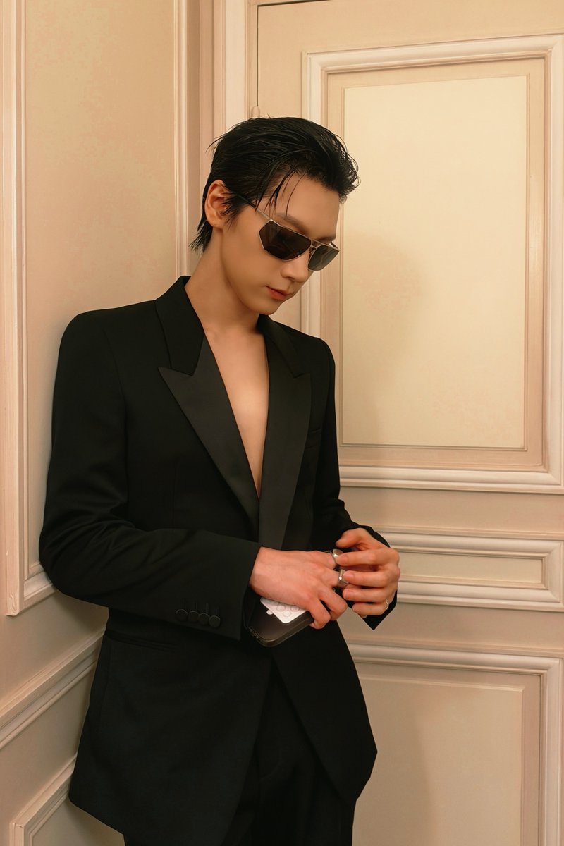 TEN_offcl's tweet photo. ✨Ready for the show😼

TEN AT SAINT LAURENT SUMMER27
#TEN #YSL #SaintLaurent
#SaintLaurentxTEN 
#TENforYSLPFW27 https://t.co/hqy3VOZ8sw