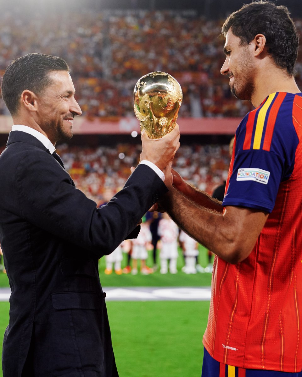 SEFutbol's tweet photo. De @JNavas a Rodrigo y del capitán a todos vosotros, afición.

ESTA COPA DEL MUNDO TAMBIÉN ES VUESTRA.

#VamosEspaña | #NationsLeague https://t.co/sW1Ry571Je