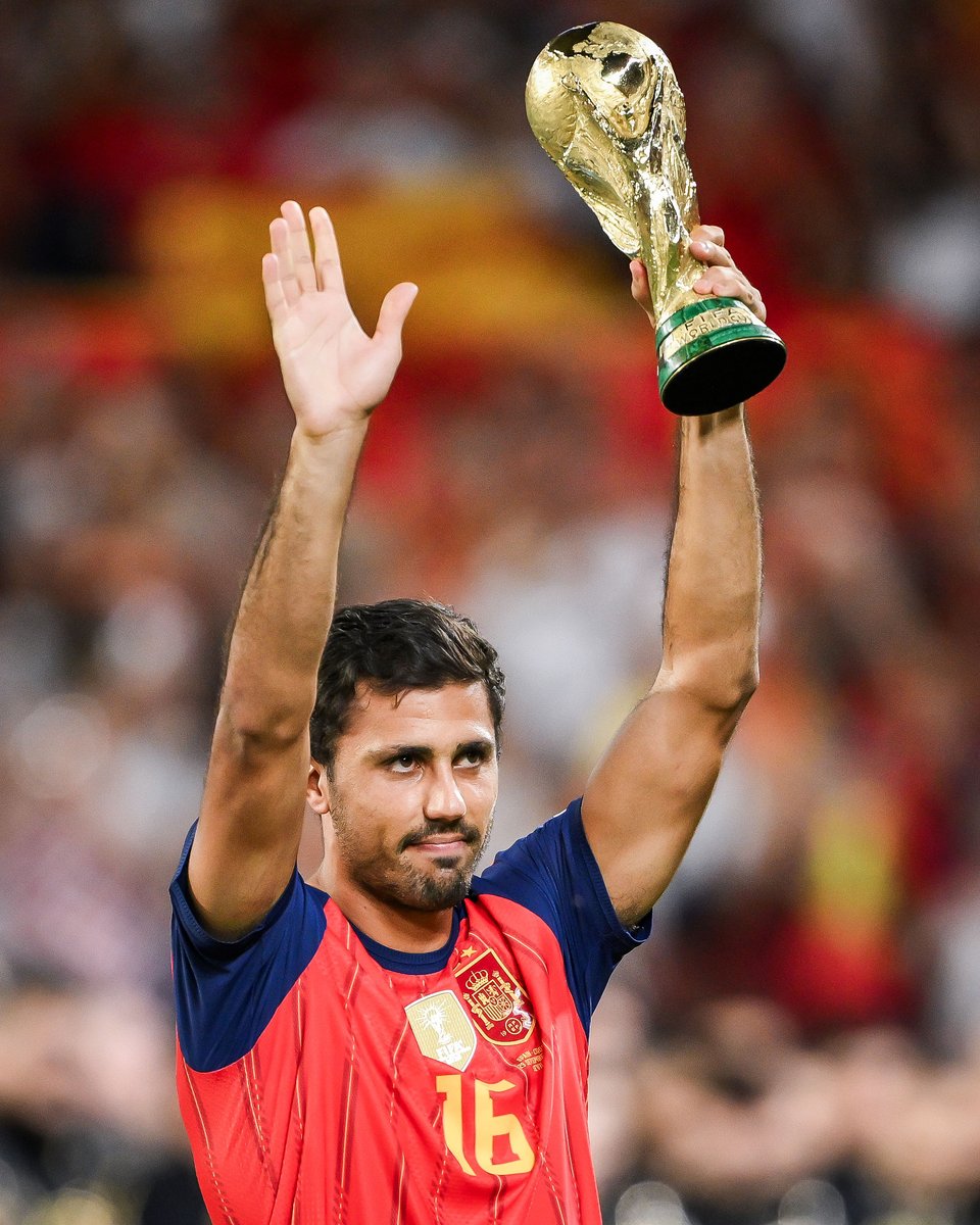 brfootball's tweet photo. Rodri presented the World Cup to the Sevilla crowd before their Nations League match vs. Croatia 🏆 https://t.co/fiiPvPyqPQ