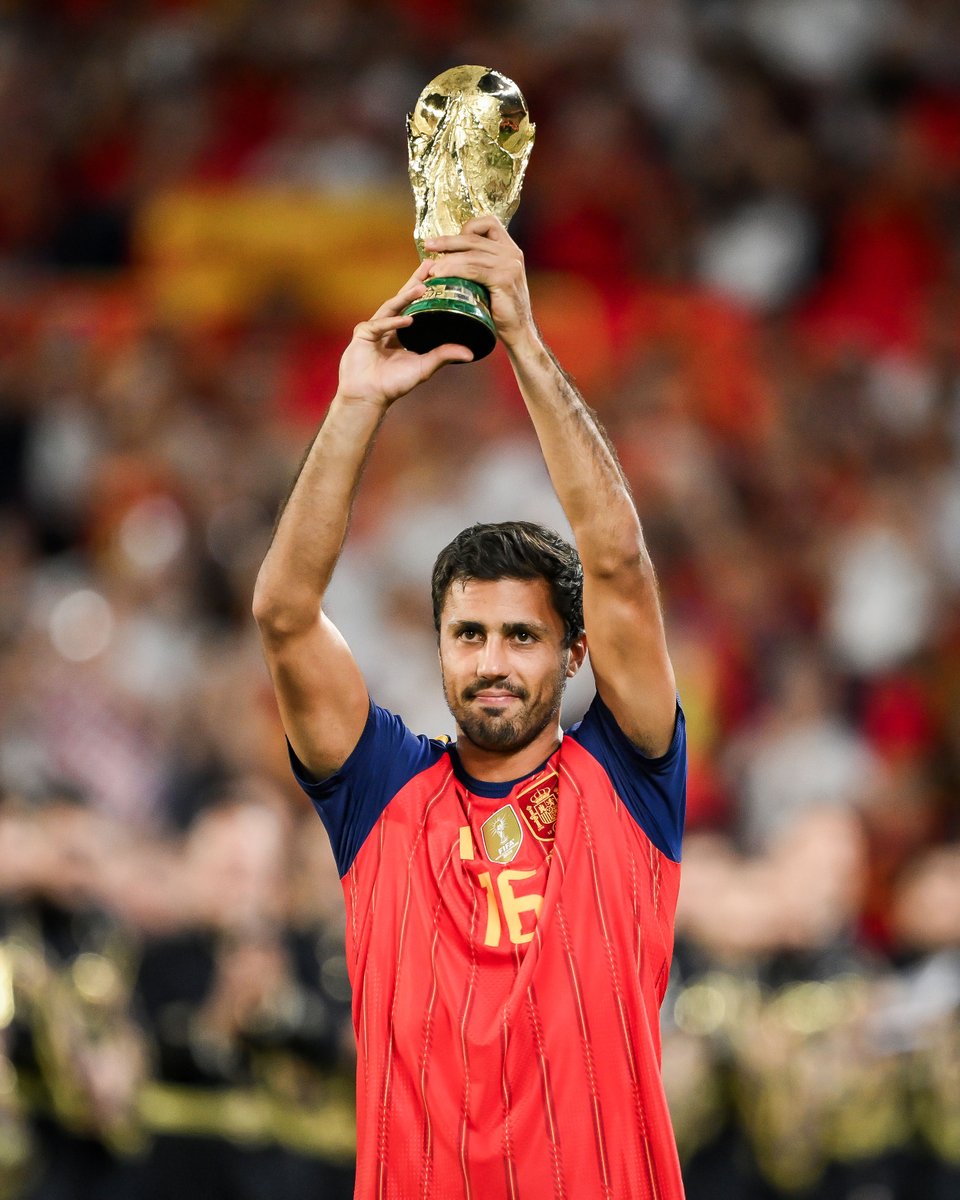 brfootball's tweet photo. Rodri presented the World Cup to the Sevilla crowd before their Nations League match vs. Croatia 🏆 https://t.co/fiiPvPyqPQ