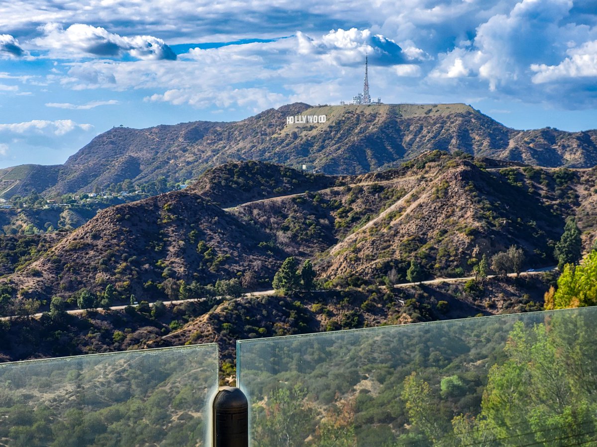 Based_Taco_'s tweet photo. What are your opinions on the Hollywood sign? https://t.co/EeCNQwCIzF