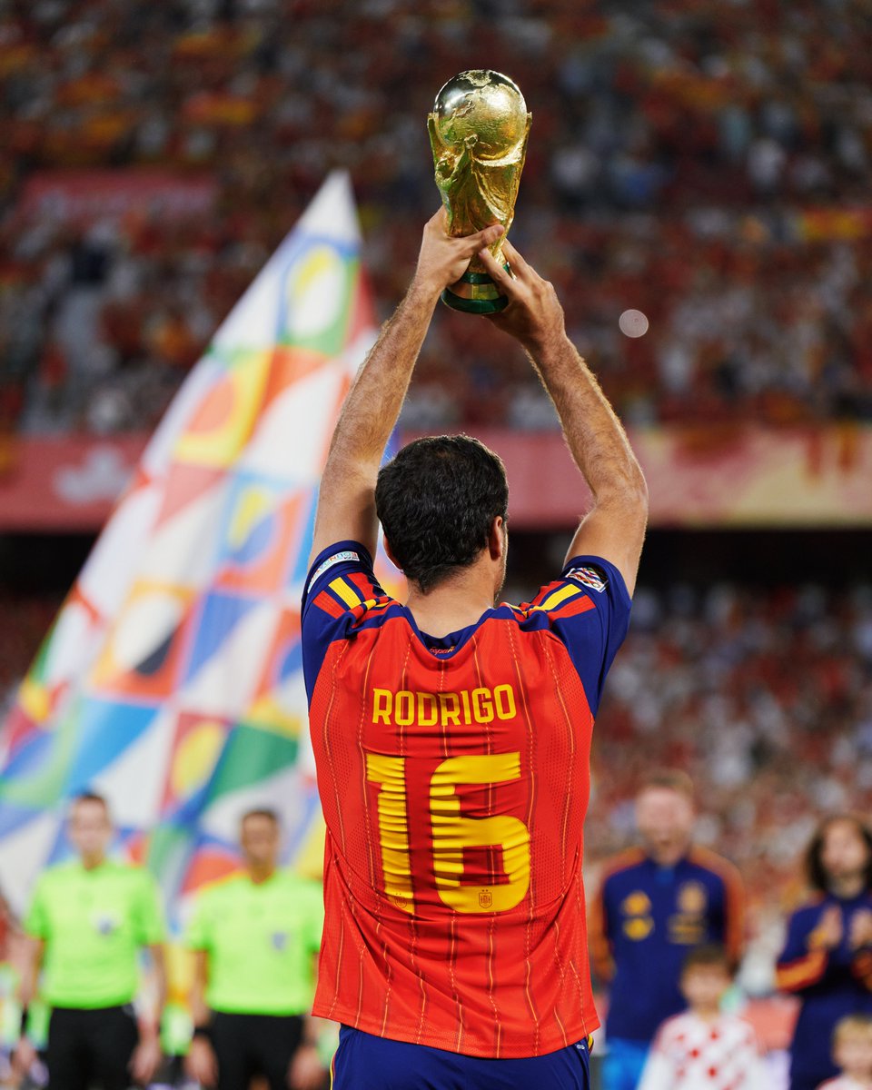 SEFutbol's tweet photo. De @JNavas a Rodrigo y del capitán a todos vosotros, afición.

ESTA COPA DEL MUNDO TAMBIÉN ES VUESTRA.

#VamosEspaña | #NationsLeague https://t.co/sW1Ry571Je