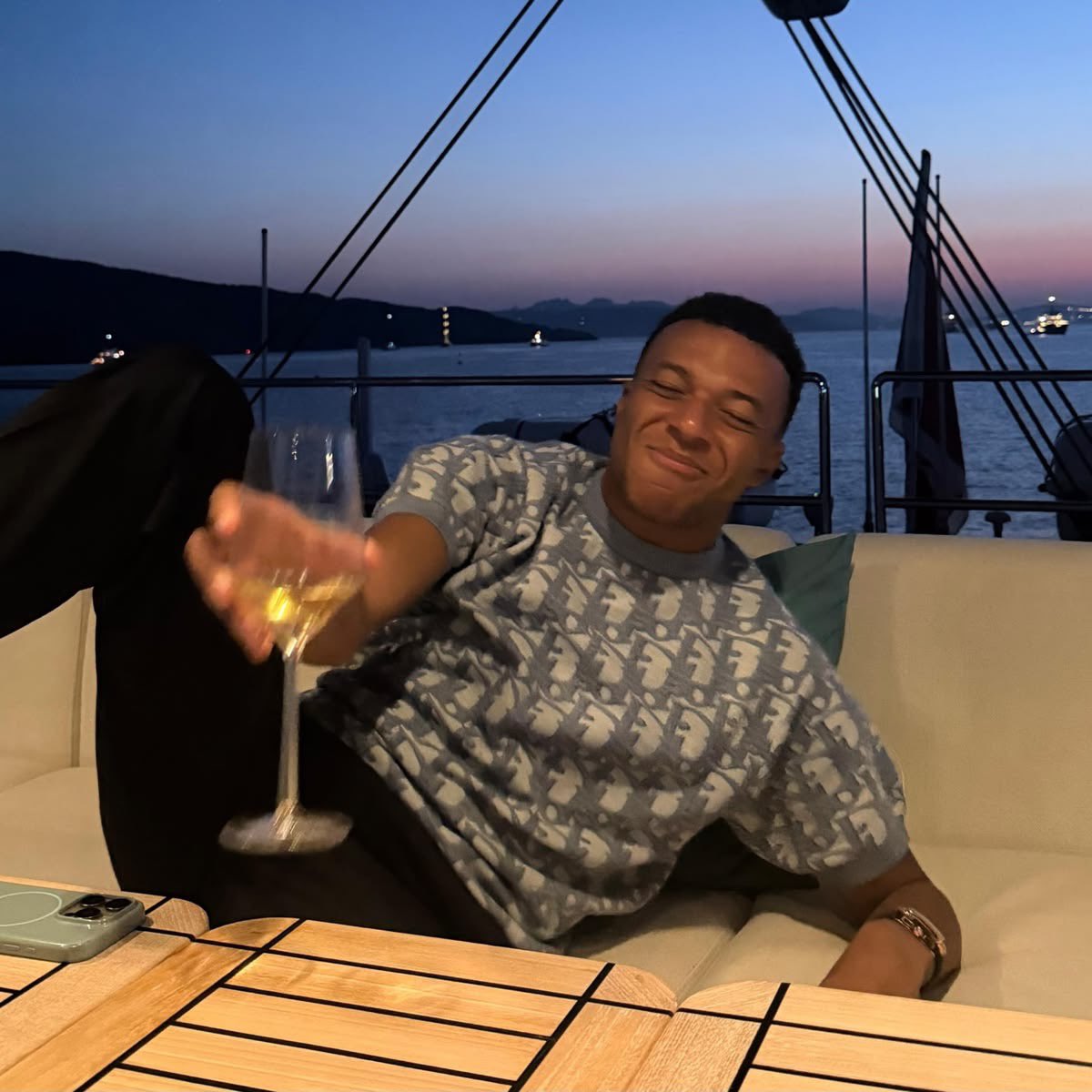 mbappedeluxe's tweet photo. missing him https://t.co/mcWuiUrxII