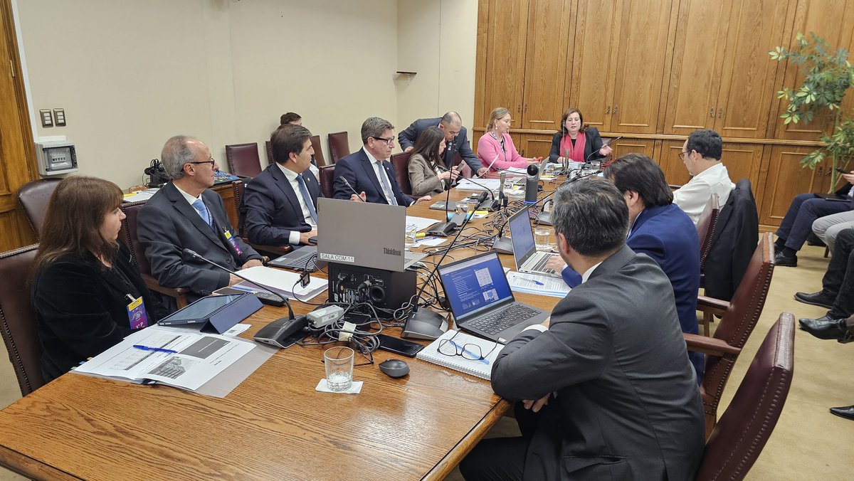 MinMineria_cl's tweet photo. Biministro Daniel Mas, subsecretario Álvaro González, vicepresidenta ejecutiva de @CochilcoChile, Claudia Rodríguez; y director nacional (s) de @sernageomincl, Mauricio Lorca, exponen en la 5ta Subcomisión Mixta de Presupuestos del Congreso Nacional sobre la ejecución presupuestaria del Ministerio de Minería, en la antesala de la discusión del Presupuesto de la Nación 2027.