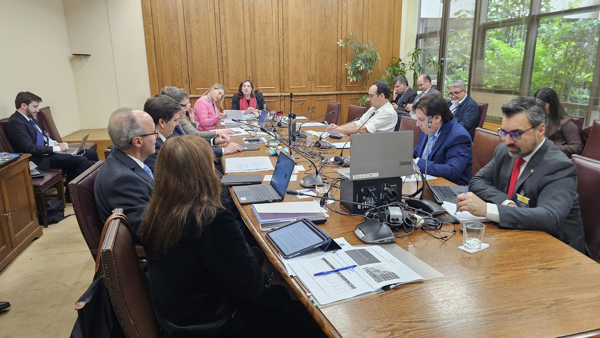 MinMineria_cl's tweet photo. Biministro Daniel Mas, subsecretario Álvaro González, vicepresidenta ejecutiva de @CochilcoChile, Claudia Rodríguez; y director nacional (s) de @sernageomincl, Mauricio Lorca, exponen en la 5ta Subcomisión Mixta de Presupuestos del Congreso Nacional sobre la ejecución presupuestaria del Ministerio de Minería, en la antesala de la discusión del Presupuesto de la Nación 2027.