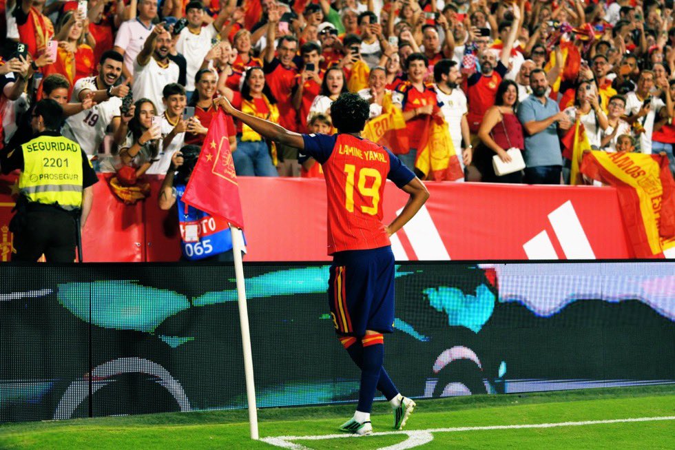 lg_castello97's tweet photo. Absurdo. Atemporal. Brilhante. Colossal. Divino. Extraordinário. Fenomenal. Genial. Incomparável. Inclassificável. Inigualável. Magnífico. Soberbo. 

O melhor jogador de futebol do mundo: Lamine Yamal. https://t.co/TlhIcaQbjE
