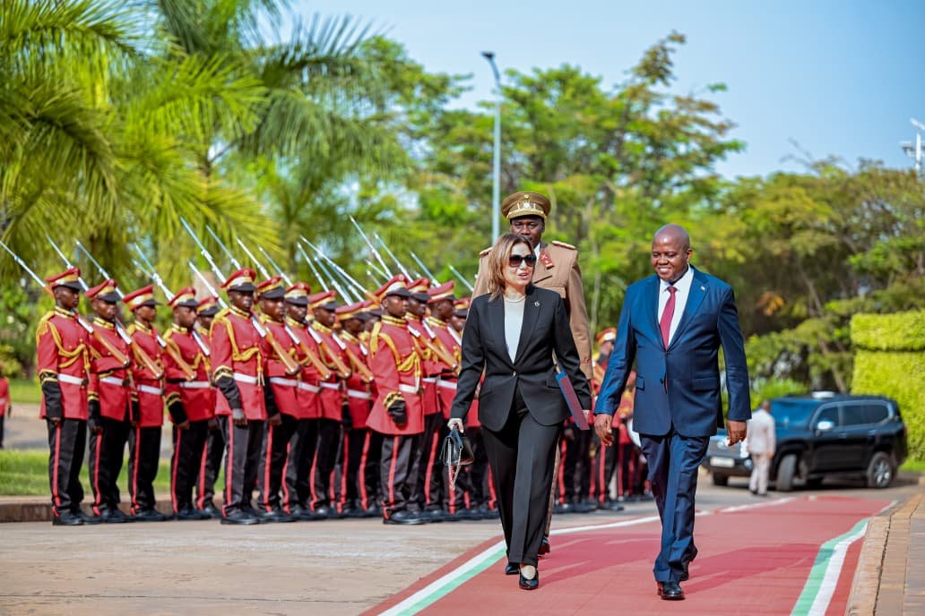 KwaNtare's tweet photo. Umukuru w'igihugu c'Uburundi Nyenicubahiro @GeneralNeva, yakiriye ku kirimba ca Ntare Rushatsi uwuserukira igihugu ca Misiri  (#Egypte) , Ambasaderi  Ingie Shérif El Samanoudy, yaje amuzaniye amakete amugena muri ayo mabanga. 
Baganiriye kuvyerekeye igabanganwa ry'uruzi Nil, isoko yaryo rikaba riri mu #Burundi.
Uyo mushitsi w'iteka yasavye Nyenicubahiro guhagarikira igabanganwa ryiza ry'uruzi Nil, kuko abanya Misiri baruzeyeko uburaro n'ubumanuko.