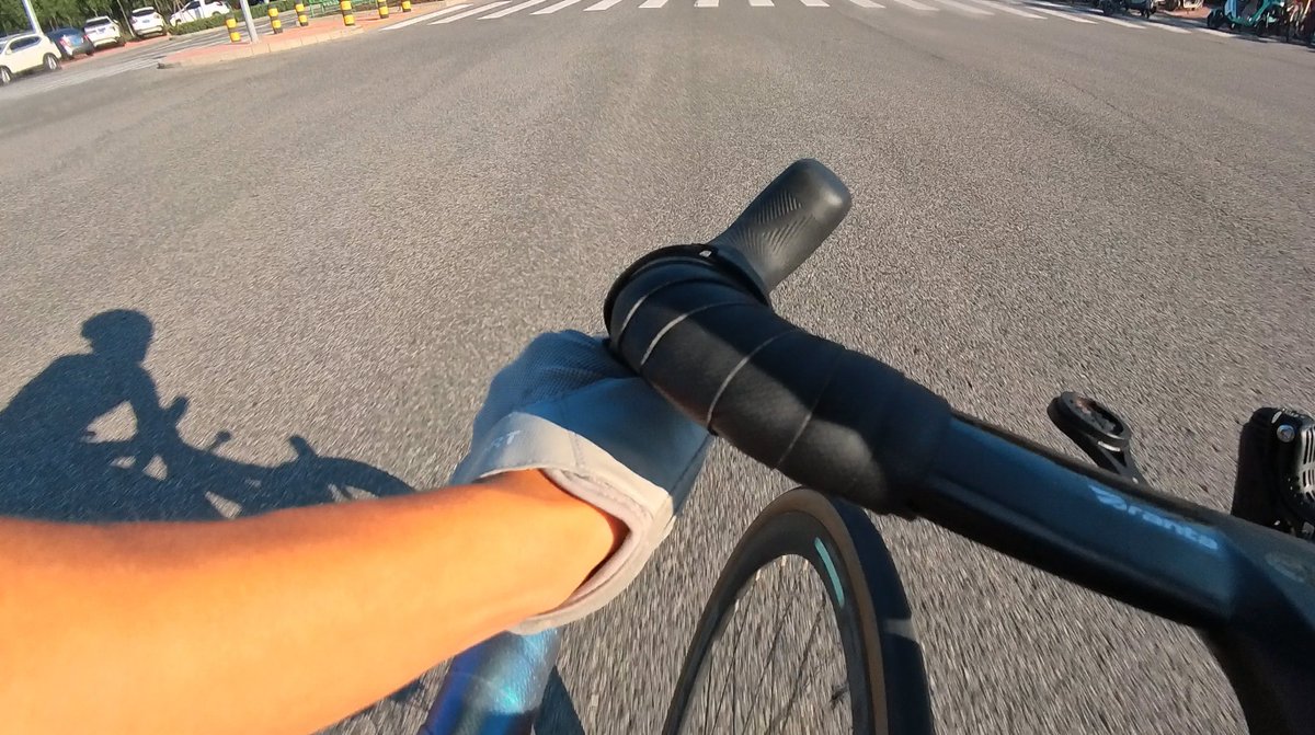 david_c_9109's tweet photo. Look, the thumb accidentally brushed the handlebar, a slight bump, I hurried to steady my pace. https://t.co/Rbzr0vPzrH
