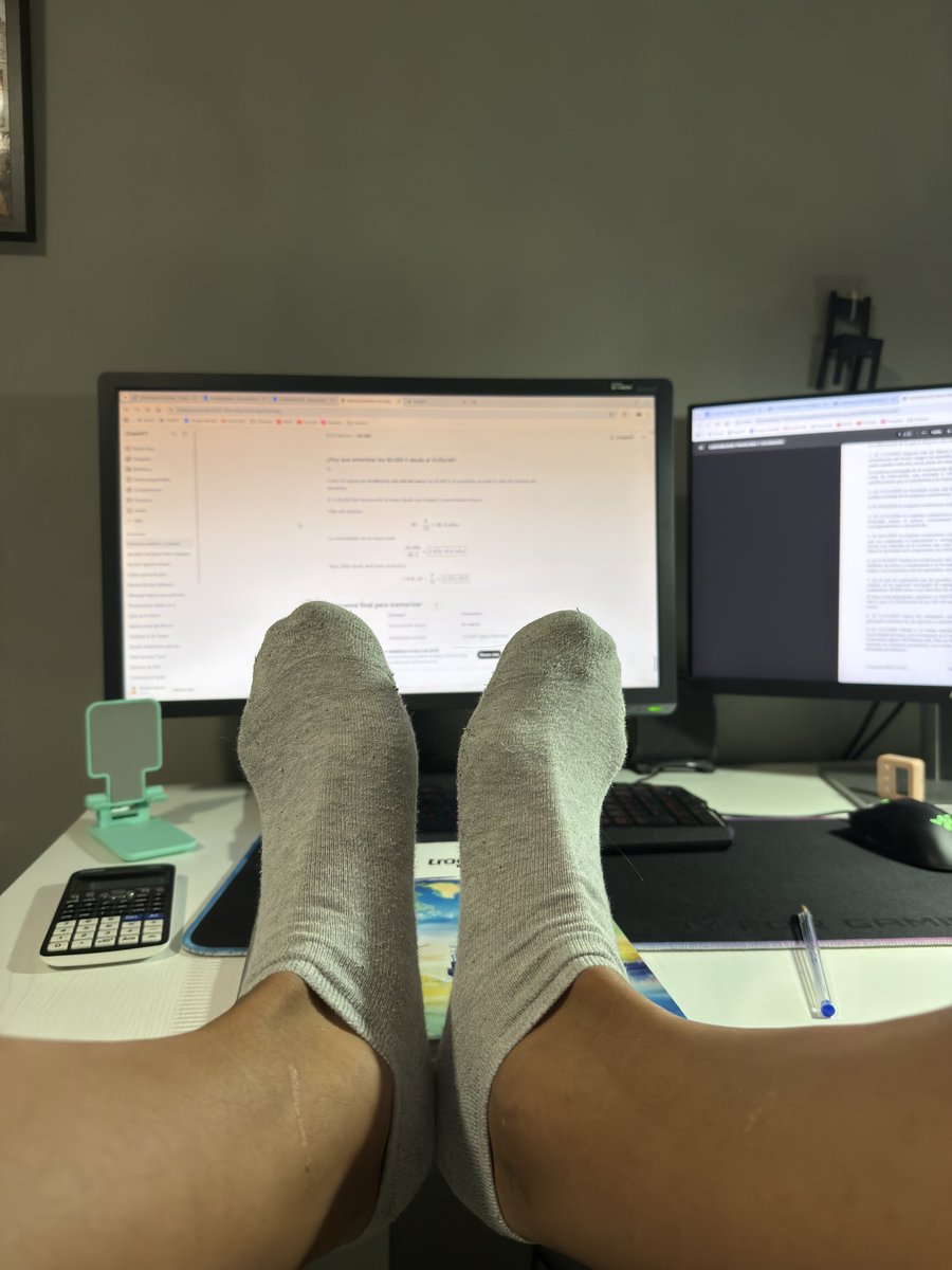AlphaMasteDan's tweet photo. Yo aquí, estudiando y construyendo algo para mi futuro… mientras tú sigues pensando en cómo llamar mi atención.

La diferencia es que mi tiempo vale. El tuyo, quizás, no tanto.

Así que quédate mirando mis pies y pregúntate por qué sigues dudando en darme lo que merezco. 📚🦶 https://t.co/iev61JH4sJ