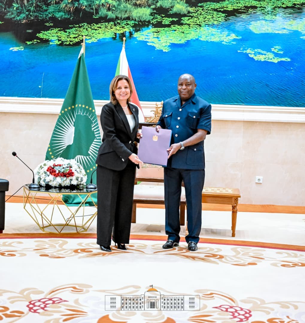 KwaNtare's tweet photo. Umukuru w'igihugu c'Uburundi Nyenicubahiro @GeneralNeva, yakiriye ku kirimba ca Ntare Rushatsi uwuserukira igihugu ca Misiri  (#Egypte) , Ambasaderi  Ingie Shérif El Samanoudy, yaje amuzaniye amakete amugena muri ayo mabanga. 
Baganiriye kuvyerekeye igabanganwa ry'uruzi Nil, isoko yaryo rikaba riri mu #Burundi.
Uyo mushitsi w'iteka yasavye Nyenicubahiro guhagarikira igabanganwa ryiza ry'uruzi Nil, kuko abanya Misiri baruzeyeko uburaro n'ubumanuko.