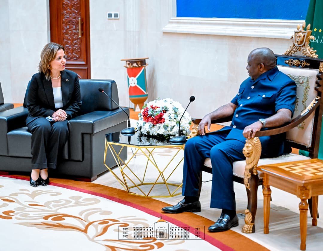 KwaNtare's tweet photo. Umukuru w'igihugu c'Uburundi Nyenicubahiro @GeneralNeva, yakiriye ku kirimba ca Ntare Rushatsi uwuserukira igihugu ca Misiri  (#Egypte) , Ambasaderi  Ingie Shérif El Samanoudy, yaje amuzaniye amakete amugena muri ayo mabanga. 
Baganiriye kuvyerekeye igabanganwa ry'uruzi Nil, isoko yaryo rikaba riri mu #Burundi.
Uyo mushitsi w'iteka yasavye Nyenicubahiro guhagarikira igabanganwa ryiza ry'uruzi Nil, kuko abanya Misiri baruzeyeko uburaro n'ubumanuko.