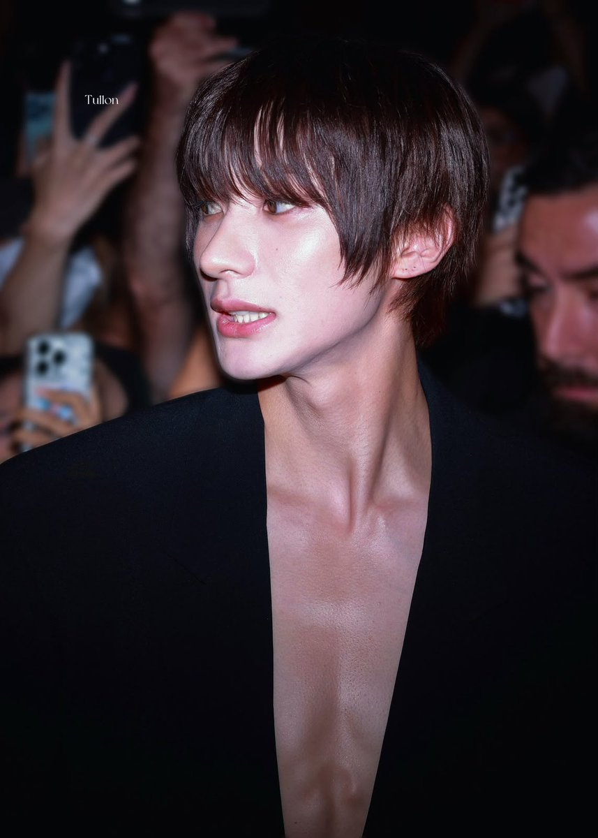 TheePopCore's tweet photo. RIIZE’s Anton shines with his charismatic looks at the Saint Laurent show. https://t.co/pTZMb3f70Y