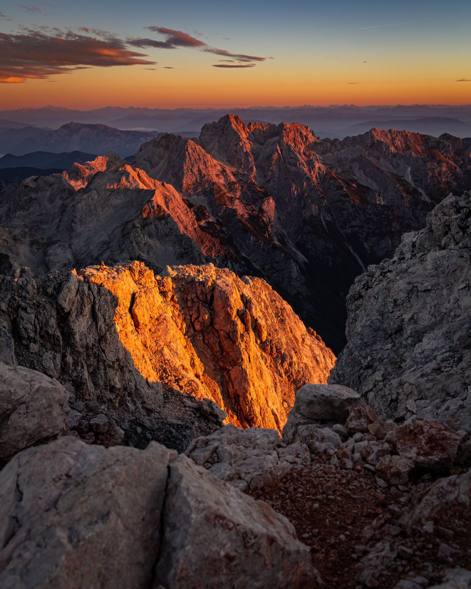 ExploringSlo's tweet photo. Sunrise from our highest mountain, Triglav 😍😍😍
Photo by 📸 Helena Pregelj https://t.co/BRPTb9sO7c