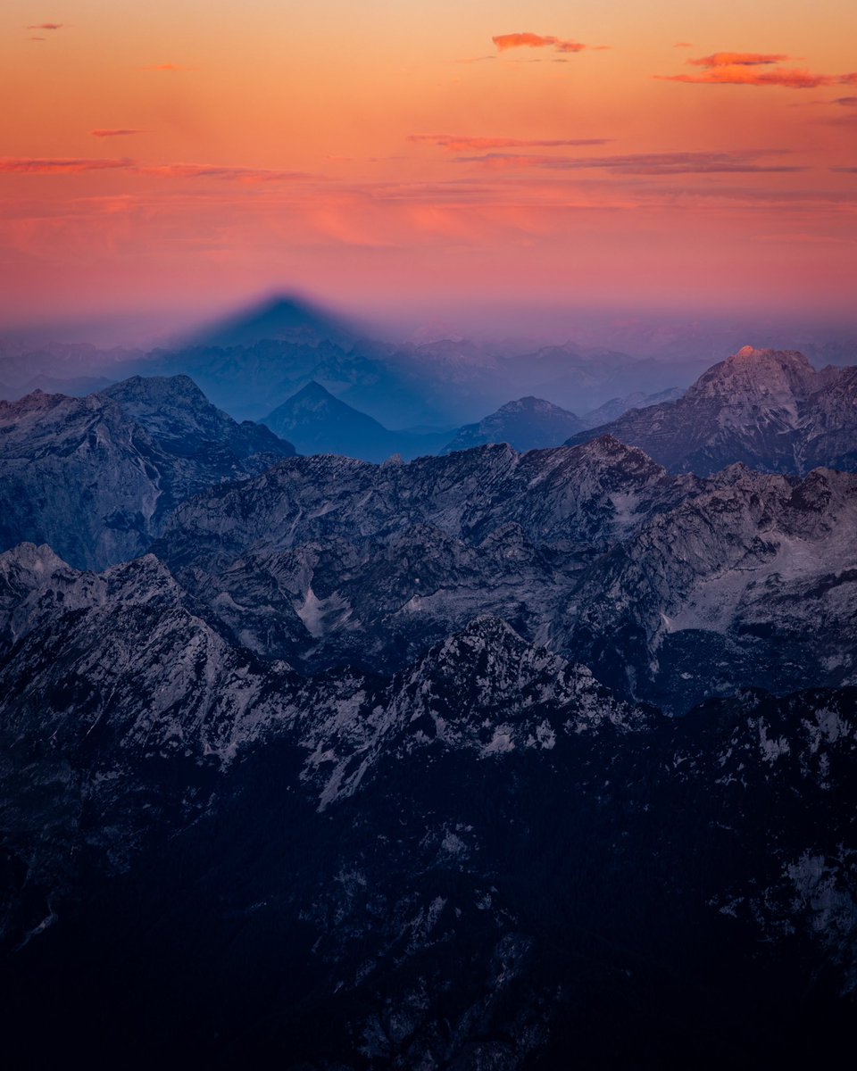 ExploringSlo's tweet photo. Sunrise from our highest mountain, Triglav 😍😍😍
Photo by 📸 Helena Pregelj https://t.co/BRPTb9sO7c