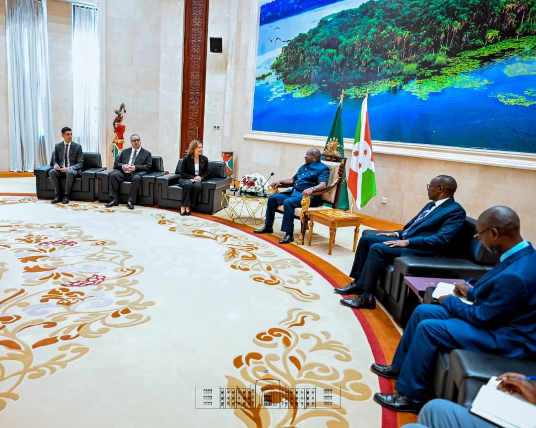 KwaNtare's tweet photo. Umukuru w'igihugu c'Uburundi Nyenicubahiro @GeneralNeva, yakiriye ku kirimba ca Ntare Rushatsi uwuserukira igihugu ca Misiri  (#Egypte) , Ambasaderi  Ingie Shérif El Samanoudy, yaje amuzaniye amakete amugena muri ayo mabanga. 
Baganiriye kuvyerekeye igabanganwa ry'uruzi Nil, isoko yaryo rikaba riri mu #Burundi.
Uyo mushitsi w'iteka yasavye Nyenicubahiro guhagarikira igabanganwa ryiza ry'uruzi Nil, kuko abanya Misiri baruzeyeko uburaro n'ubumanuko.