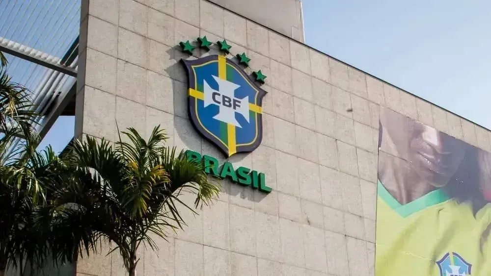 camarotedacpi's tweet photo. 🚨⚽️ Depois de cancelar a participação em reunião com o Governo Lula, dirigentes de clubes brasileiros avaliam paralisar indefinidamente o Campeonato Brasileiro enquanto o Governo não der linhas de créditos maiores para os times após a proibição das bets. https://t.co/KNefXLvIj4