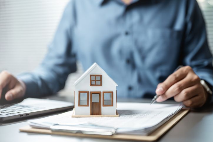 smartasset's tweet photo. 🏚️ Inherited a home with a $300K mortgage? 

Assuming the existing loan instead of refinancing could save you thousands of dollars each year, depending on the interest rate and loan terms.

Learn what to consider (link in comments). 👇️ https://t.co/zbKt5aNOLO