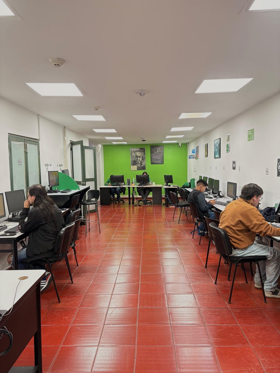 Crisinformando's tweet photo. Y cuando las ideas necesitan convertirse en proyectos, entra la tecnología.
Las salas de computadores son otro de los espacios que hacen parte de la vida universitaria en la CUN. Aquí los estudiantes pueden trabajar, investigar y crear contenidos. https://t.co/TEFgfbFCcj