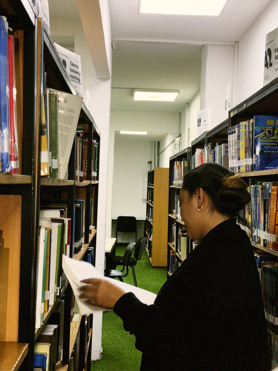 Crisinformando's tweet photo. Todo comienza con las ideas.
La biblioteca es uno de esos espacios donde el ruido de afuera queda un poco lejos. Entre libros, apuntes y búsquedas, los estudiantes encuentran un lugar para concentrarse, investigar y seguir construyendo sus proyectos. https://t.co/cQtBv8KAqL