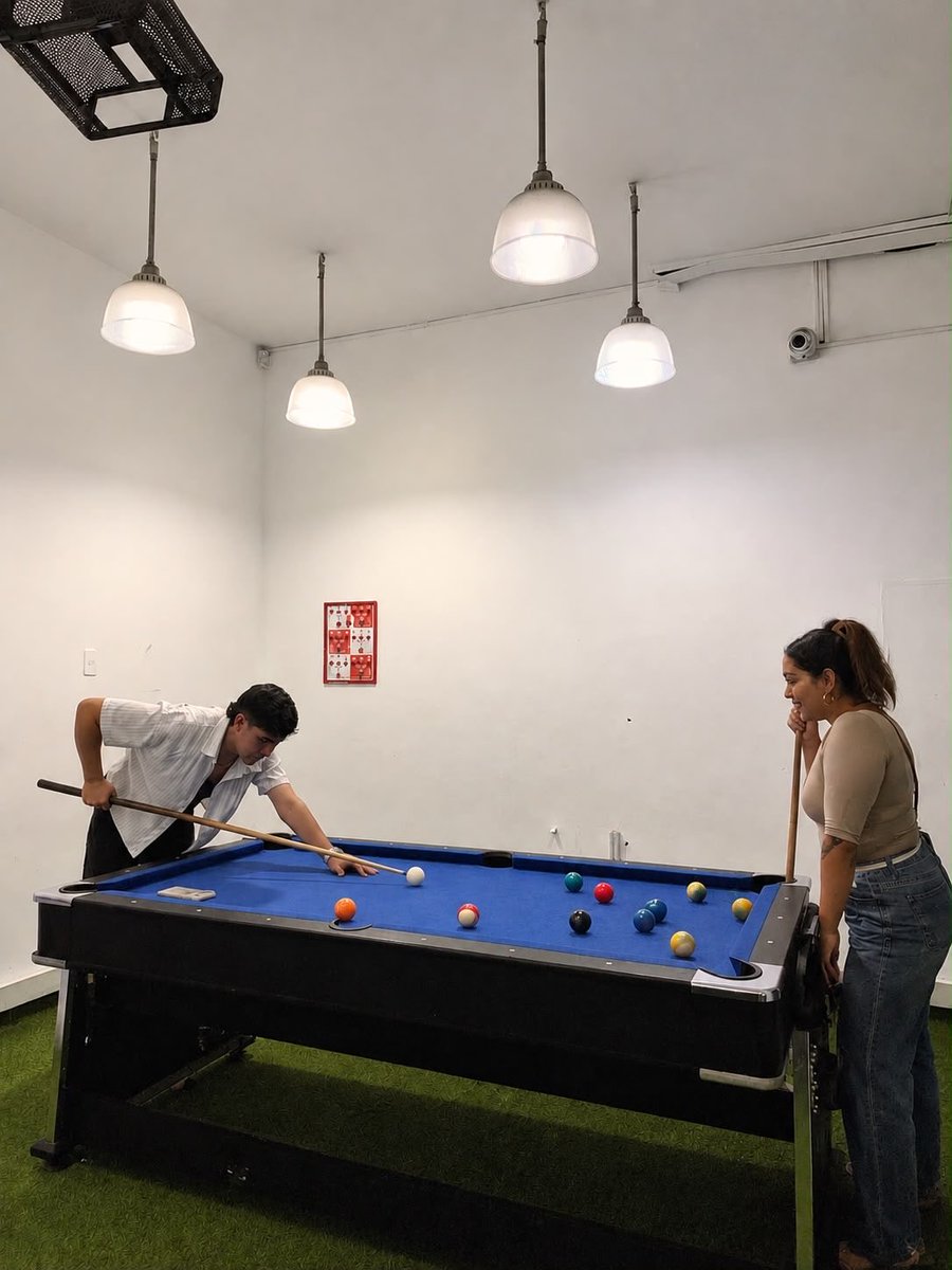 Crisinformando's tweet photo. Y hay pausas que terminan convirtiéndose en buenos momentos con amigos.
El billar es otro de los espacios de entretenimiento que ofrece la CUN. Un lugar para competir un rato, conversar y simplemente disfrutar el tiempo libre.
Al final, no todo tiene que ser tareas y parciales. https://t.co/d10tdqikRc