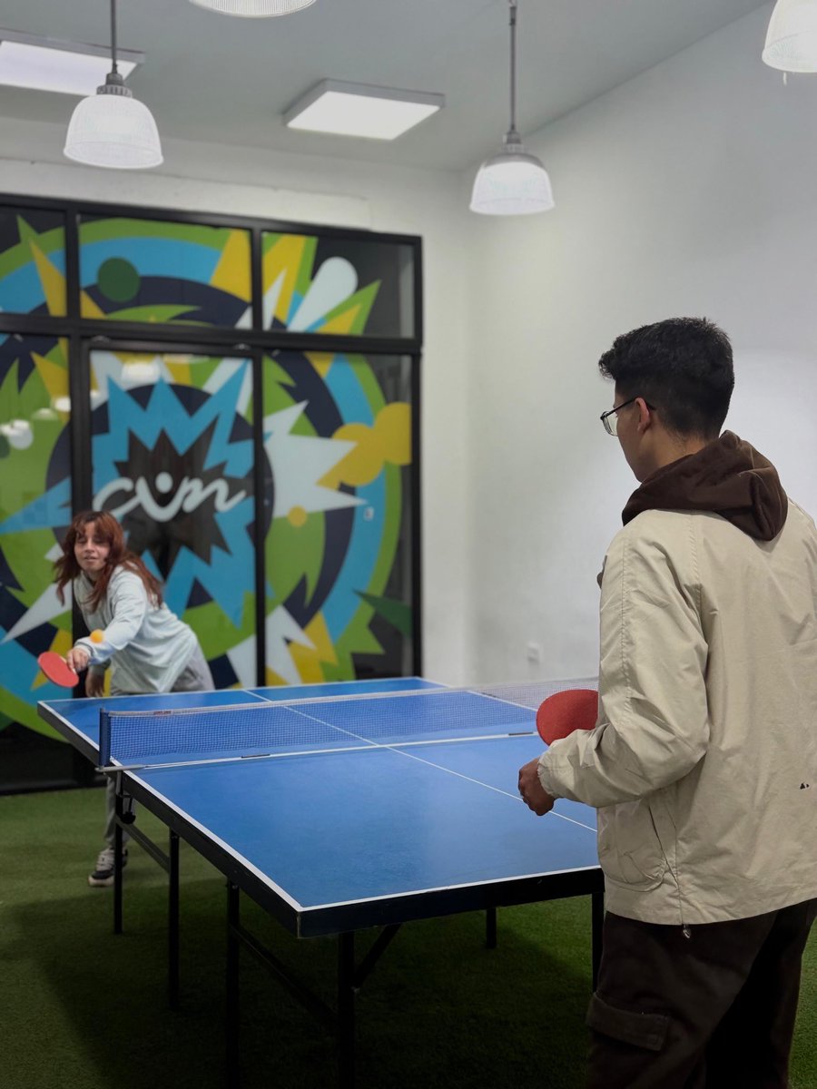 Crisinformando's tweet photo. Entre clases, trabajos y entregas, siempre hay espacio para una pausa. Una partida de ping-pong puede parecer algo sencillo, pero también es una forma de compartir, reírse un rato y desconectarse de las obligaciones. https://t.co/FbcXBMoIFl