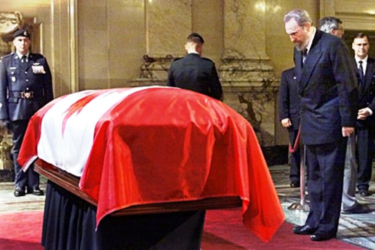 FSoldadodeIdeas's tweet photo. #FidelCastro asiste al funeral del ex Primer Ministro de Canadá Pierre Elliot Trudeau, 2 de octubre de 2000.

https://t.co/QcmpugSuhr
#100AñosConFidel #Cuba #SomosContinuidad #RevoluciónCubana https://t.co/UY4llFGFbK