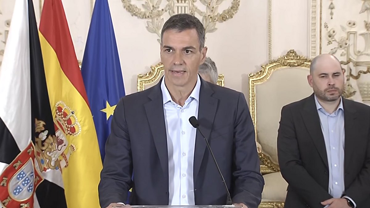 MPSnoserinde's tweet photo. 🚨 MONCLOA DISEÑA LA SUSPENSIÓN DE LAS ELECCIONES DE 2027 🇪🇸

Léanse el artículo 116.5 de la Constitución. Mientras haya un estado de alarma no se puede disolver el Congreso. Y ahora sumen. El decreto de las elecciones tiene que salir el 28 de junio de 2027 y la alarma la declara el Gobierno él solito, por 15 días, sin pedirle permiso a nadie. Con que esos 15 días caigan en esa fecha, se acabaron las urnas.

¿La excusa? Ceuta, que lleva meses pudriéndose sin que nadie en Moncloa mueva un dedo. En círculos jurídicos ya no lo descartan. Y si alguien recurre, decide el Constitucional de Pumpido. ¿De verdad alguien cree que ese tribunal le va a llevar la contraria a Sánchez?

Me parece una locura tener que escribir esto en España. Pero después de la amnistía ya no me atrevo a decir que no lo hará.

📌 Conclusión: El día que las urnas le den miedo, Sánchez tendrá la puerta abierta. MP 🇪🇸