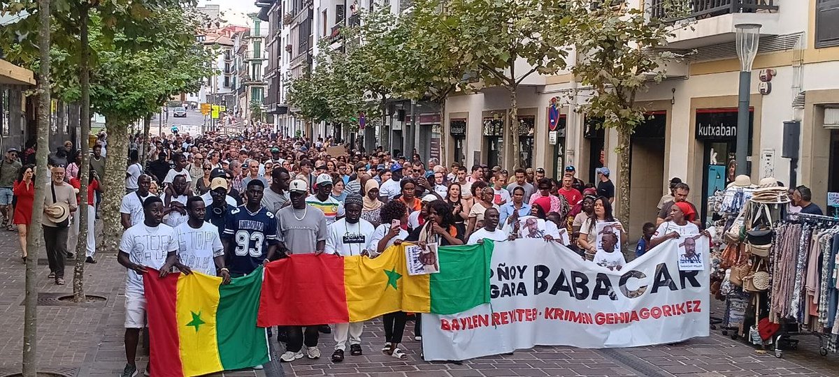 ralf_streck's tweet photo. 1 Ander en Santurtzi ahora la policia municipal mata a #Babacar en #Hondarribia. Dicen que tenia un cuchillo. Todos sus amig@s dudan que queria hacer daño a nadie. "Era muy pacifico" dicen. Tod@s sabian que tenia problemas psicicos como Ander En vez de reducirle le pegan un tiro. https://t.co/TMwjaUgEKY