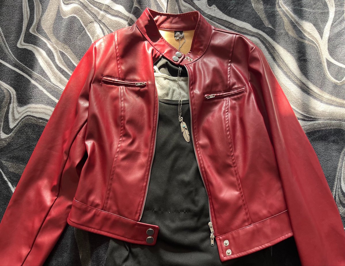 redlipsgunmetal's tweet photo. my outfit to go find my brother in raccoon city! I hope this is quick. https://t.co/euEY1Wogg6