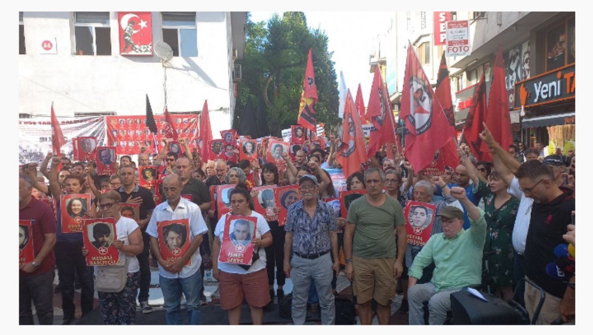 halkeviistanbul's tweet photo. 2023 yılında Suruç Katliamı'nın 8.yılında  "Katillerden hesap soracağız" diyerek yan yana gelen aralarında üyelerimizin de olduğu yüzü geçkin yurttaş gözaltına alınmış, bugün herkes hakkında beraat kararı verildi.

Suruç İçin Adalet Herkes İçin Adalet! https://t.co/Bn0BQM73FE