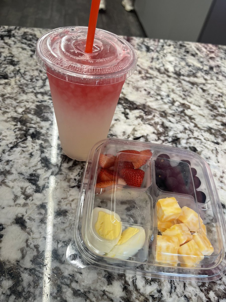 DeanDash768367's tweet photo. Today was gym day. Been fighting lupus the past few years but after many attempts to get back into the gym today was a good one. I dragged getting out of bed. So worth it 🦾💋🙌🏾 https://t.co/TzodeGSYL0
