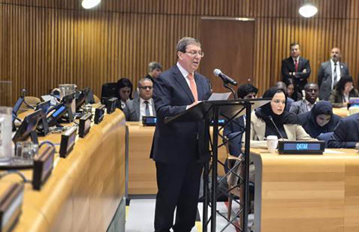 PrensaGtmo's tweet photo. @BrunoRguezP, ministro de Relaciones Exteriores de #Cuba, intervino este lunes en la Reunión de Alto Nivel de la Asamblea General de las Naciones Unidas para conmemorar el vigésimo quinto aniversario de la Declaración y Programa de Acción de Durban.
 
🔗https://t.co/Zl07qJ5aS7 https://t.co/Ryye7QXb3S