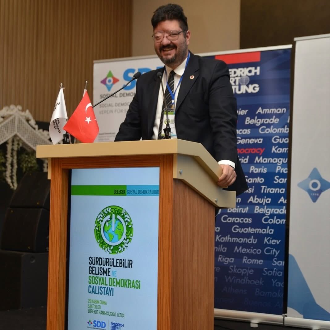 muratcanisildak's tweet photo. Sosyal Demokrasi Derneği yönetiminin, Cumhuriyet Halk Partisi’nin Genel Başkanı Sayın Kemal Kılıçdaroğlu hakkında ihraç kararı aldığı yönündeki gelişmeyi büyük bir üzüntü ve sosyal demokrati düşünce adına kaygıyla karşıladık.

Sosyal demokratlık; farklı düşünceleri tasfiye etmek, eleştiriyi cezalandırmak ve geçmişin emeğini bir kalemde silmek değildir. Sosyal demokratlık; çoğulculuktur, vefadır, dayanışmadır ve demokratik tartışma kültürüdür. 

Genel başkan adayı olduğum Sosyal Demokrasi Derneği’nin, kişisel hesaplaşmaların ve dar grup
anlayışlarının değil; sosyal demokratların ortak mücadelesinin çatısı olması gerektiğine inanıyorum.

Dernek yönetiminin kapıları kapatan, insanları ayrıştıran ve ortak geçmişimizi yok sayan bu tutumu kabul edilemez. Sosyal Demokrasi Derneği hiç kimsenin kişisel mülkü, hesaplaşma alanı veya tasfiye mekanizması değildir.

İnsanları ihraç ederek değil, yan yana getirerek büyüyebiliriz. Sosyal demokrasinin kapısını sosyal
demokratlara kapatan bu anlayışla mücadele etmek, artık yalnızca bir tercih değil; tarihsel bir sorumluluktur.

Kamuoyuna saygıyla duyururum.