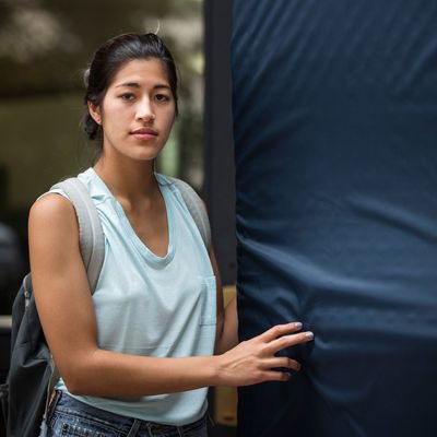 landpalestine's tweet photo. This is Emma Sulkowicz

She was a Columbia student who spent months carrying the mattress she was raped on across campus in 2012 

Can you imagine her rapist Paul Nungesser was never expelled or criminally charged 

So she decided she will carry the weight herself. Every day, across campus, in front of everyone

the same thing happened at Cornell university  Somehow the school failed to confront the 7 rapists, and the survivor was left carrying the weight
