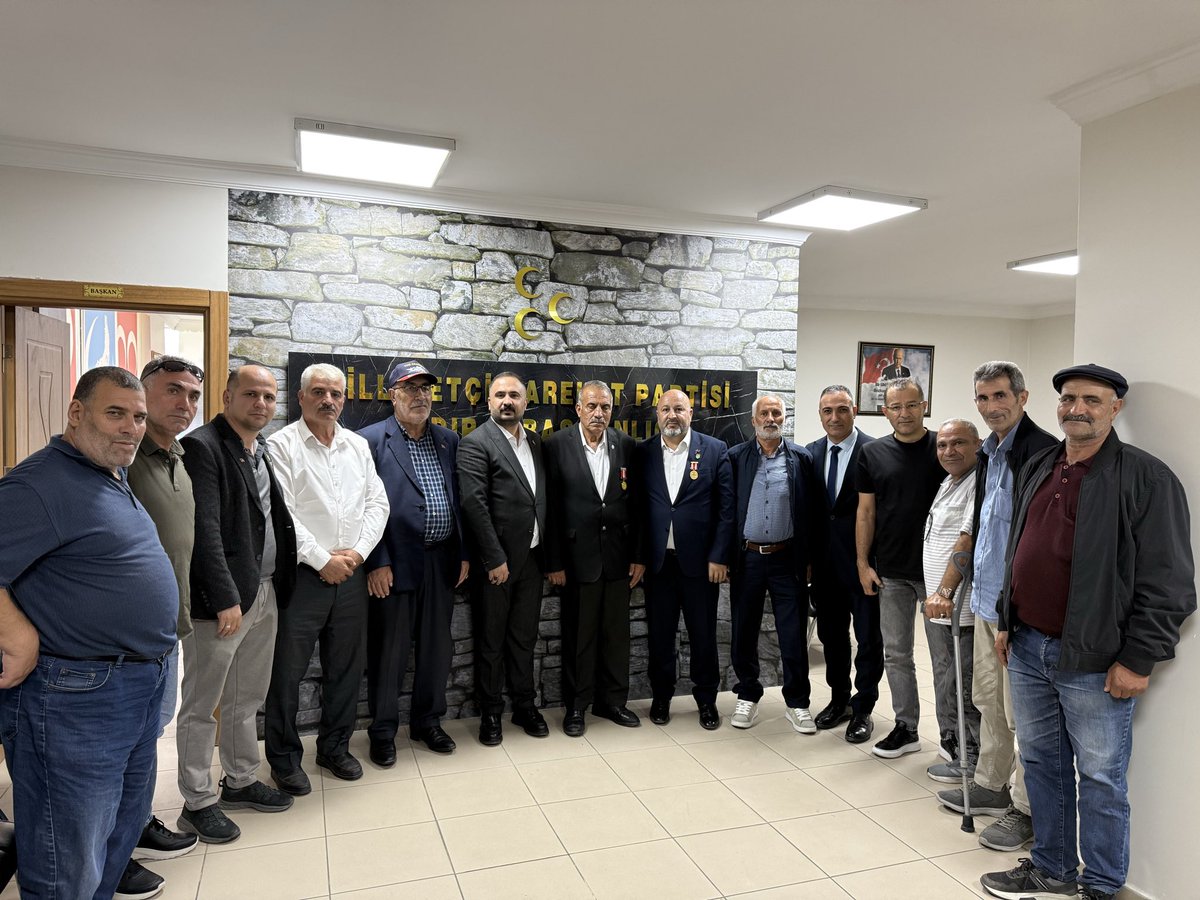 Hseyin0760's tweet photo. 📍 MHP IĞDIR İL BAŞKANLIĞI

Kongremiz sonrasında hayırlı olsun ziyaretinde bulunarak bizleri onurlandıran Iğdır Şehit ve Gazi Aileleri Sosyal Yardımlaşma ve Dayanışma Derneği ile Türkiye Harp Malulü Gaziler, Şehit Dul ve Yetimleri Derneği temsilcilerini İl Başkanlığımızda ağırladık.

Samimi bir sohbet gerçekleştirdiğimiz ziyarette Şehit ailelerimizin, Şehit yakınlarımızın ve Gazilerimizin hassasiyetleri, ülkemizin birlik ve beraberliği ile Liderimiz, Genel Başkanımız Sayın Devlet Bahçeli’nin ortaya koyduğu Terörsüz Türkiye hedefi üzerine konuştuk bu sürece verdikleri destek ve gösterdikleri duyarlılığın bizler için çok kıymetli olduğunu ifade ettik.

Bizim için çok değerli olan her bir ağabeyimize nazik ziyaretleri ve samimi sohbetleri için teşekkür ediyor, birlik ve beraberliğimizin daim olmasını diliyorum.