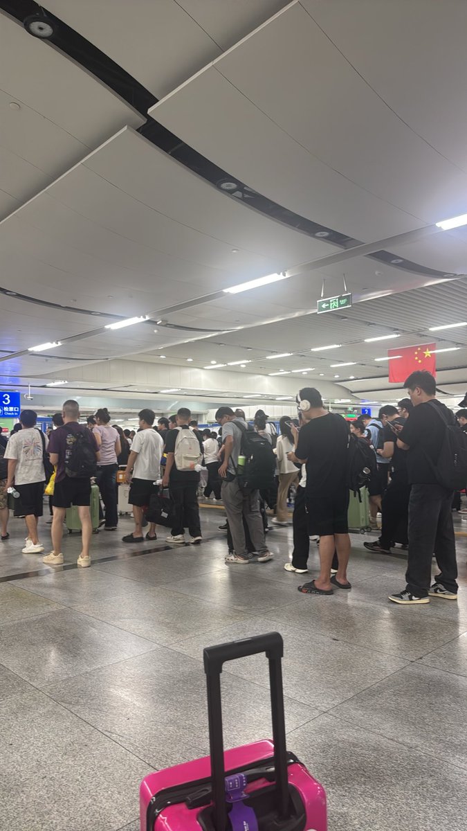 quantongj's tweet photo. 大家都买票了，每个人都有座的，为什么要提前排队。 https://t.co/i7nk2W8bWX