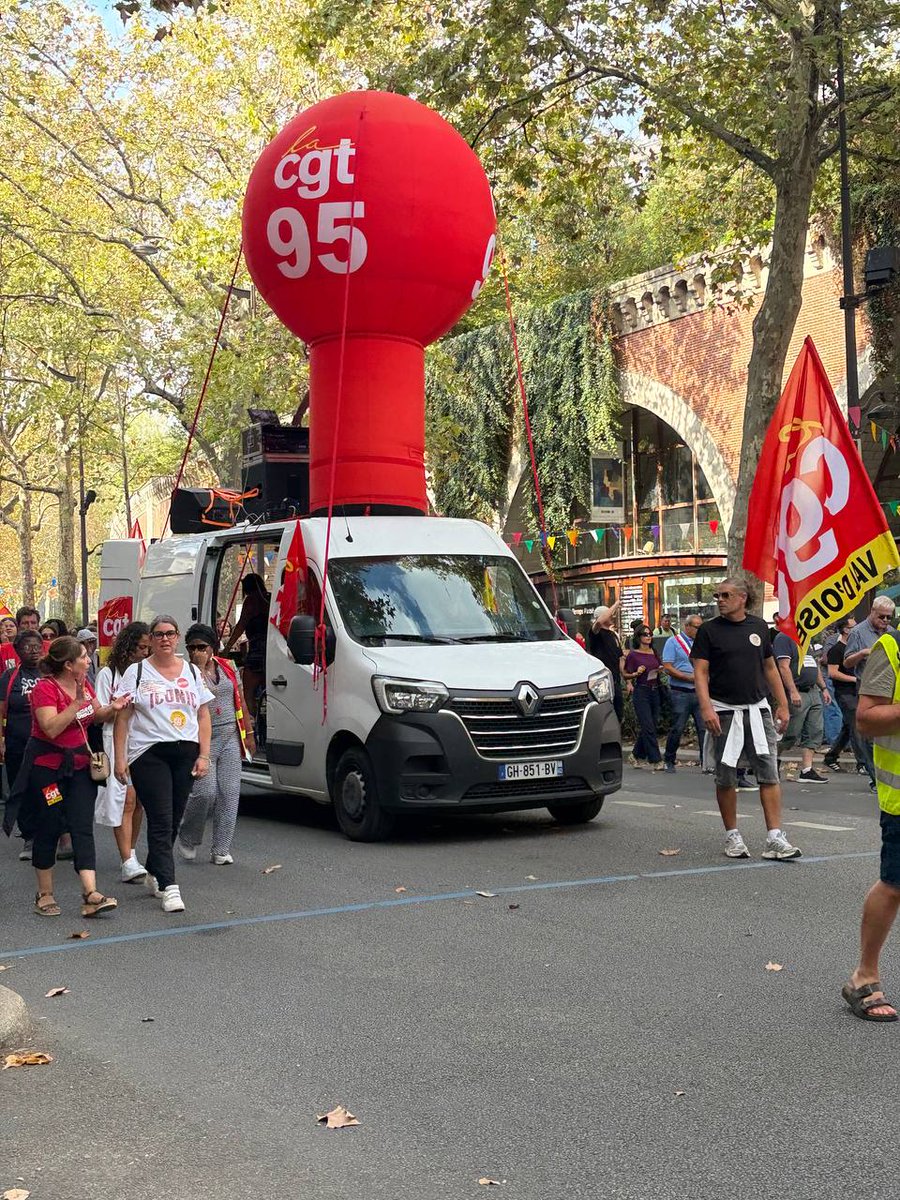 emmanuelmaurel's tweet photo. Aujourd'hui, j'étais aux côtés des
manifestants pour défendre nos services publics.

Plaisir de retrouver de nombreux camarades et amis
qui défendent leur métier au service de l'intérêt
général, qui revendiquent une rémunération juste et
permettant d'attirer les vocations.

Ils exigent une gestion des services publics qui n'imite
pas les méthodes du privé, ces externalisations à bas
coût et ses cabinets-conseils grassement rémunérés.