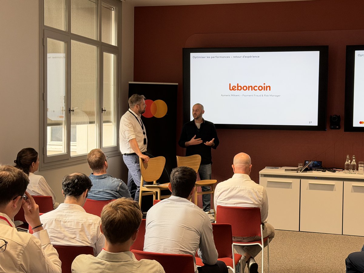 MastercardFR's tweet photo. Comment transformer la performance des paiements en levier de conversion ? 📈

Nouvelle séquence de Mastercard for Merchants 2026, avec un retour d’expérience concret de leboncoin aux côtés de #Mastercard.

Authentification, autorisation, lutte contre la fraude : Laurent Bréchon-Cornery (Mastercard), revient sur les trois dimensions à travailler pour optimiser l’acceptation des paiements. Avec un enjeu majeur : identifier précisément les points de friction et agir là où les gains de performance sont possibles.

Une démarche menée au quotidien chez leboncoin, comme l’explique Aymeric Milcent :

"Moins on met de friction dans le parcours de paiement, plus on favorise la conversion. Nos échanges réguliers avec #Mastercard nous ont permis d’identifier des leviers précis et d’améliorer globalement nos performances". 💬

Analyse quotidienne des performances et des incidents, identification de leur origine, échanges avec Mastercard et les émetteurs… Une collaboration qui permet aussi aux équipes de prendre du recul.

"Nous avons besoin de sortir la tête du guidon. Les points réguliers avec Mastercard nous permettent de cibler ce qui fonctionne, ce qui fonctionne moins bien et de mieux répondre à nos problématiques".

Une illustration très concrète de la valeur du partage de données et d’expertise entre commerçants, réseau et émetteurs pour construire des parcours de paiement toujours plus fluides.

#MastercardForMerchants #eCommerce #Paiements #Performance #Innovation