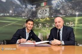 paparino58's tweet photo. Mandragora arriva alla juve con marotta AD ma viene condannato Arrivabene che era in Ferrari e vengono tolti 2 punti alla juve. Udinese assolta perche tutto regolare ma juventus penalizzata Ma ancora oggi leggiamo di ebeti  seguaci del nano e del 🦌 parlare di “ brand da salvare” https://t.co/7arkEpjZ7m